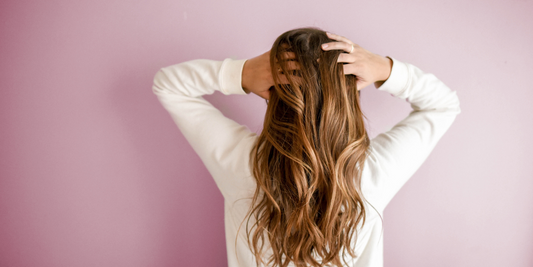 COMMENT SE LAVER CORRECTEMENT LES CHEVEUX ?