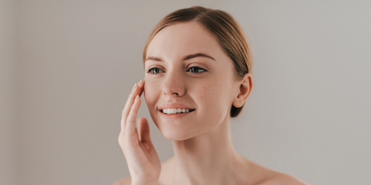 TACHES BRUNES SUR LE VISAGE : CONSEILS POUR LES ATTÉNUER